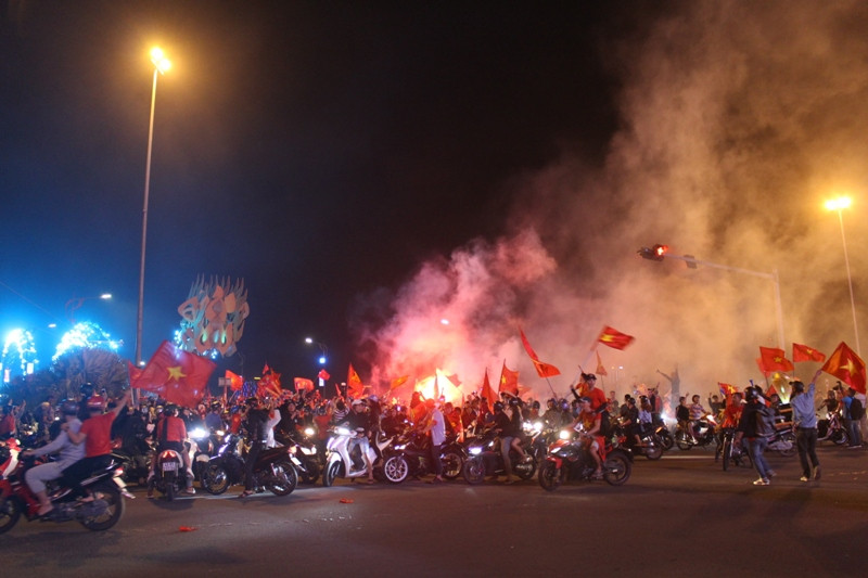 U23 Việt Nam giành Á quân, CĐV Đà Nẵng đốt pháo sáng ăn mừng ảnh 4