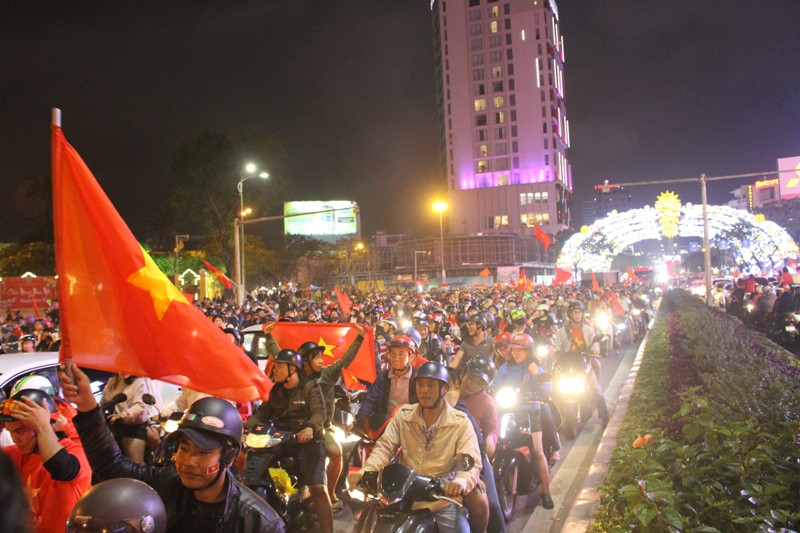 U23 Việt Nam giành Á quân, CĐV Đà Nẵng đốt pháo sáng ăn mừng ảnh 1