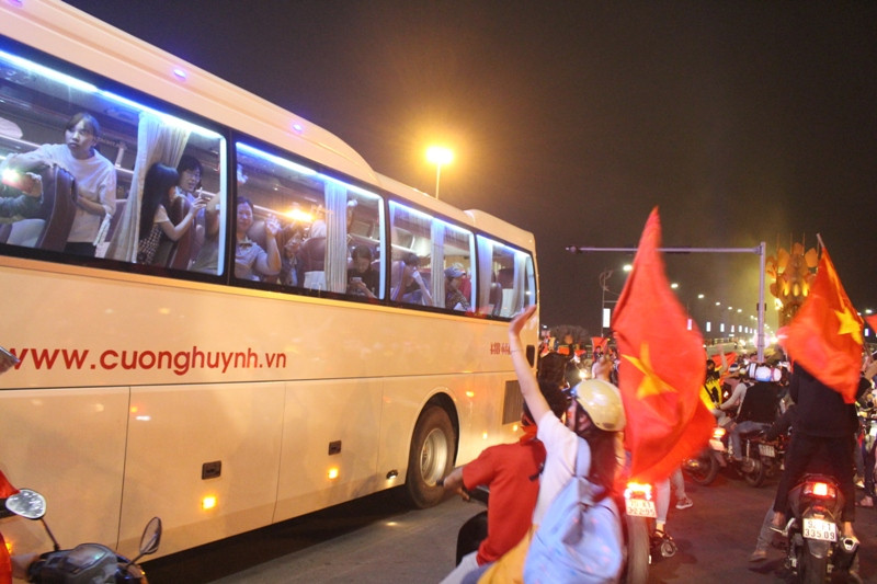 U23 Việt Nam giành Á quân, CĐV Đà Nẵng đốt pháo sáng ăn mừng ảnh 9