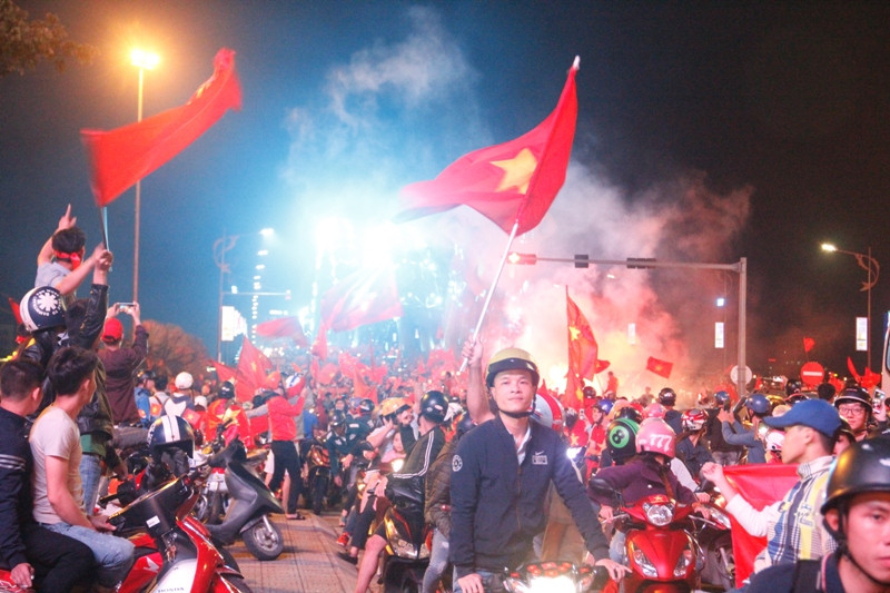 U23 Việt Nam giành Á quân, CĐV Đà Nẵng đốt pháo sáng ăn mừng ảnh 6