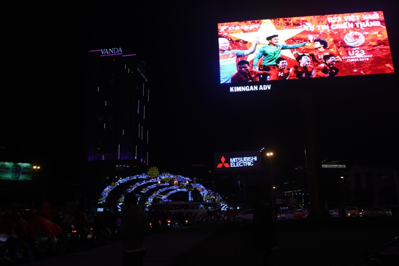 U23 Việt Nam giành Á quân, CĐV Đà Nẵng đốt pháo sáng ăn mừng ảnh 7