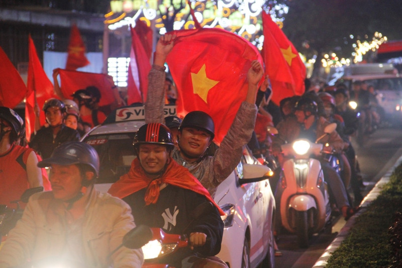 U23 Việt Nam giành Á quân, CĐV Đà Nẵng đốt pháo sáng ăn mừng ảnh 8