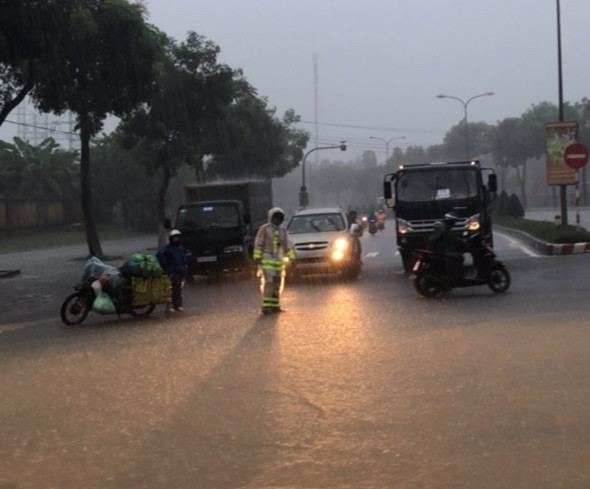 Đường phố Đà Nẵng ngập sâu trong biển nước, CSGT đội mưa phân luồng ảnh 5