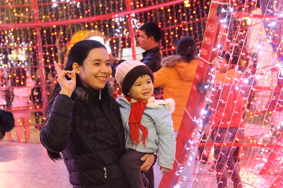 Triệu người cùng đếm ngược hô vang 'chúc mừng năm mới' ảnh 40