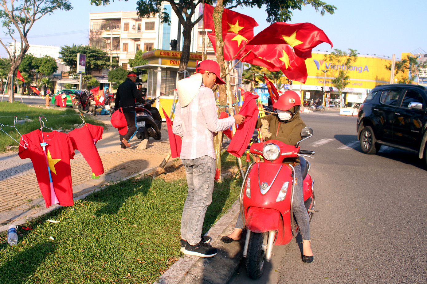 Triệu cổ động viên hò reo ăn mừng U22 Việt Nam vô địch SEA Games 30 ảnh 44