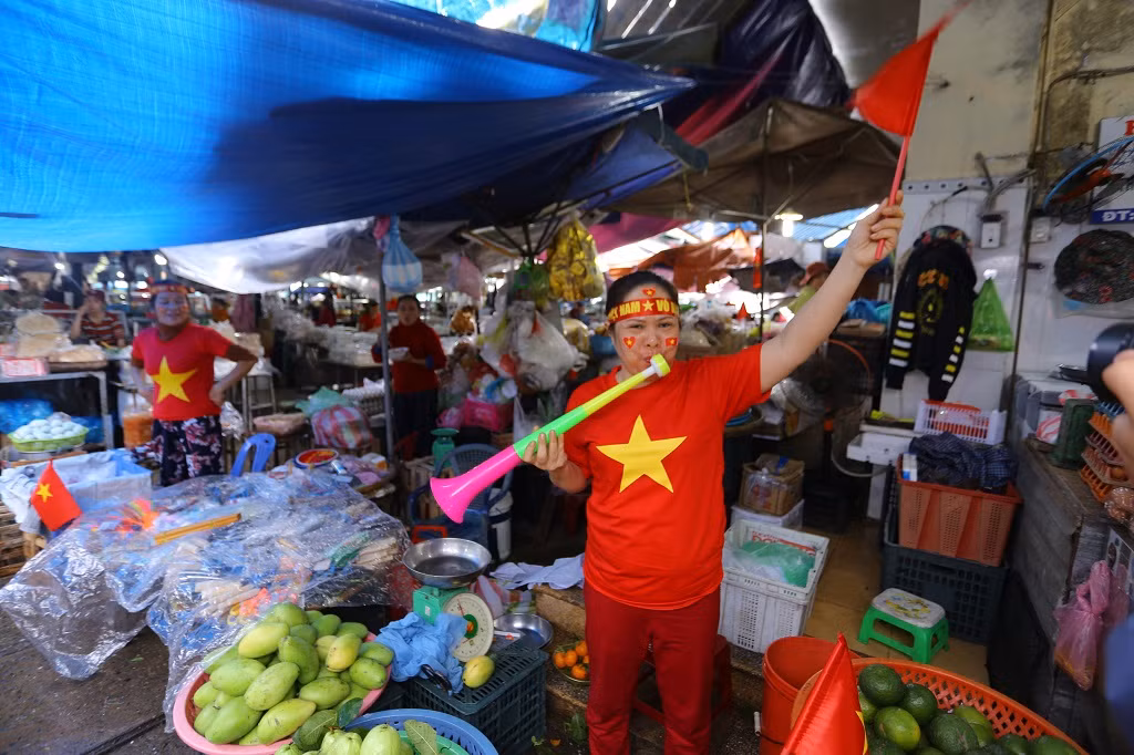 Tiểu thương Đà Nẵng đồng phục cờ đỏ sao vàng 'tiếp lửa' tuyển VN ảnh 8