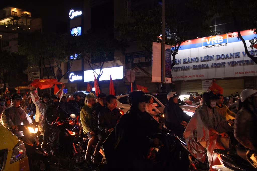 CĐV Đà Nẵng ăn mừng chức vô địch AFF Cup trong cơn mưa tầm tã ảnh 9