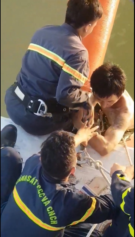 Thanh niên nghi ngáo đá đu dây cáp cầu Thuận Phước ảnh 1