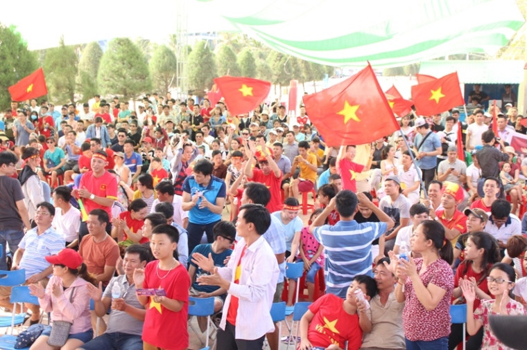 Cổ động viên tiếc nuối khi Việt Nam thua ở loạt penalty ảnh 15