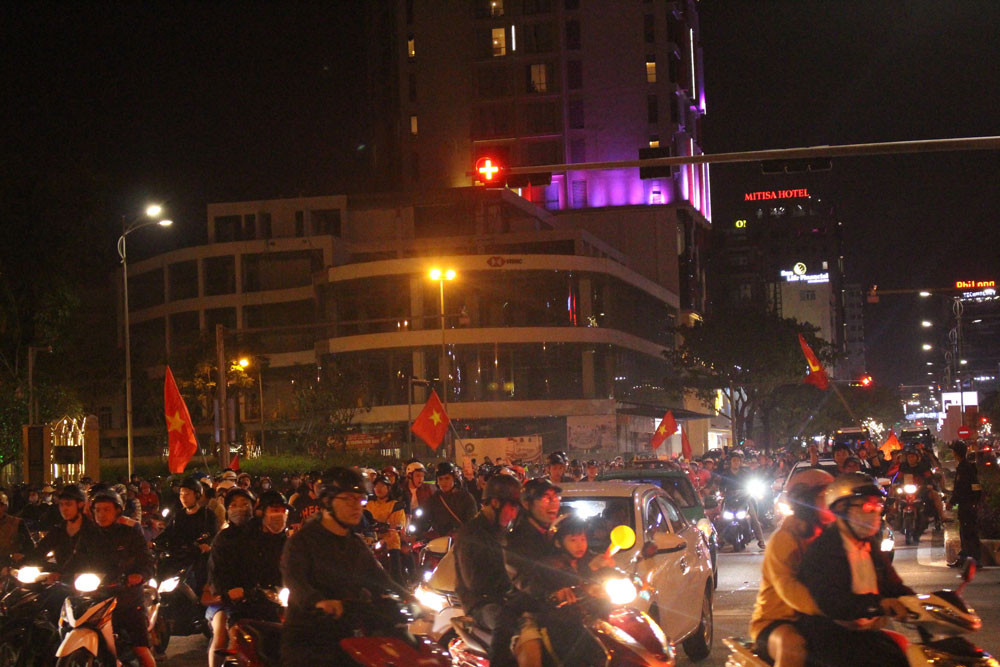 CĐV cả nước xuống đường mừng đội tuyển Việt Nam ảnh 3