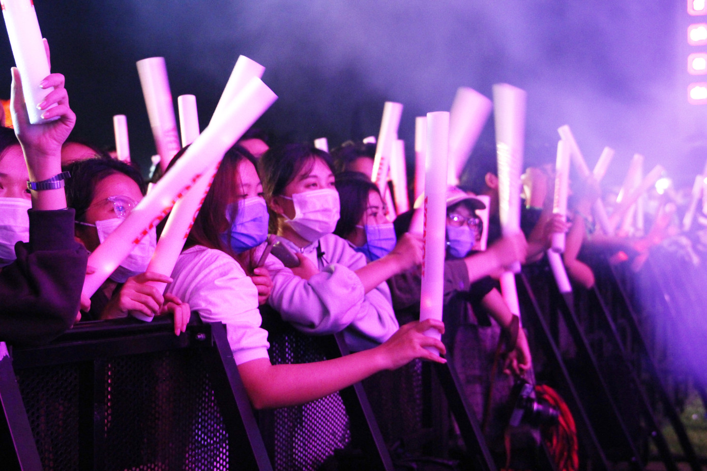 Pháo hoa rực sáng bầu trời, Việt Nam bước sang năm mới 2021 ảnh 33