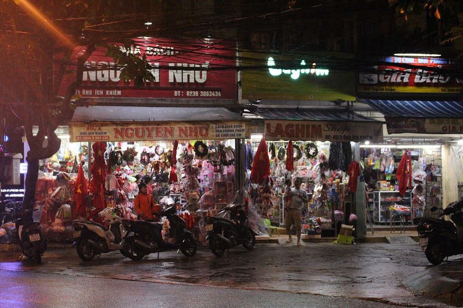 Những cung bậc cảm xúc của CĐV ở chung kết lượt đi AFF Cup ảnh 12