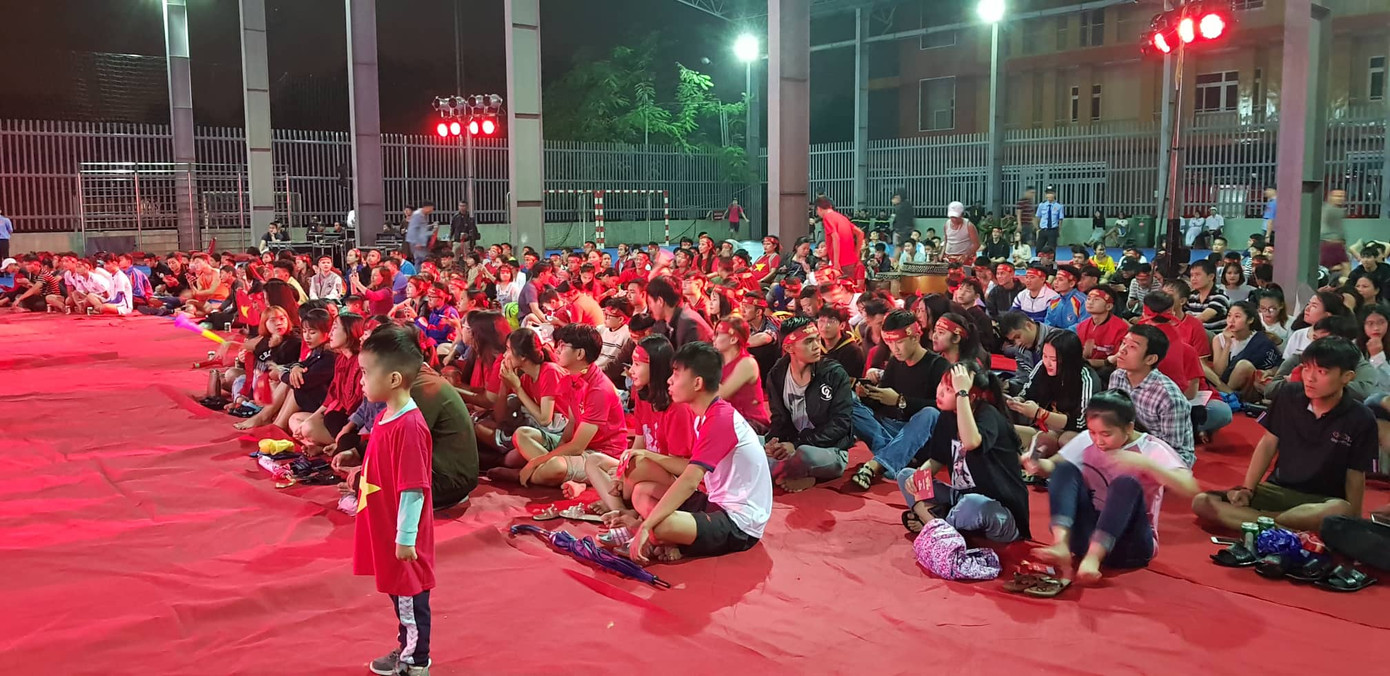 Những cung bậc cảm xúc của CĐV ở chung kết lượt đi AFF Cup ảnh 8 Những cung bậc cảm xúc của CĐV ở chung kết lượt đi AFF Cup ảnh 8