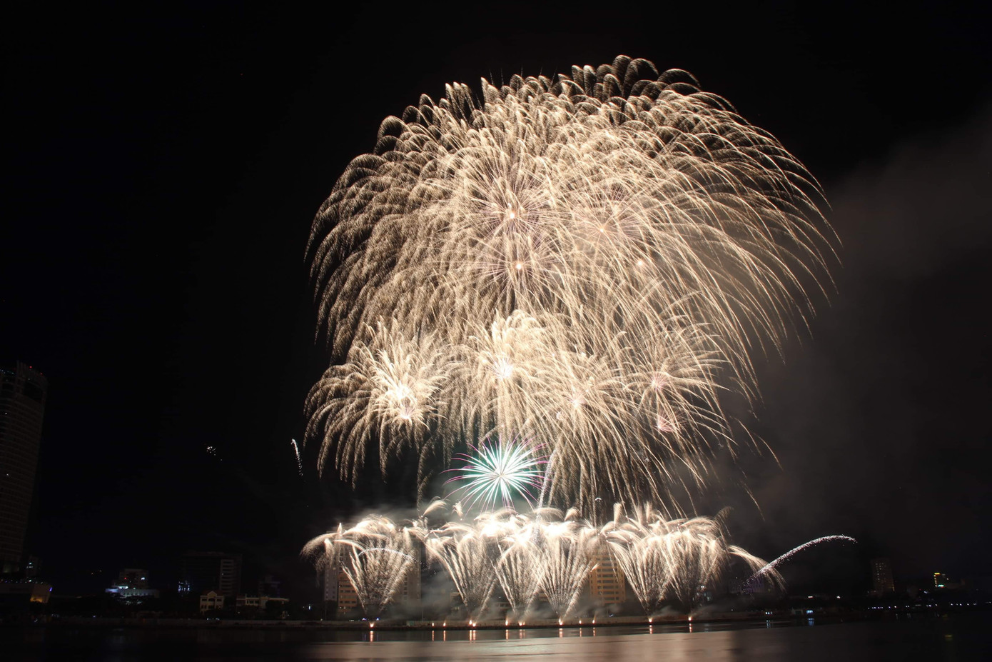Rực rỡ đêm khai hội pháo hoa quốc tế Đà Nẵng 2019 ảnh 6