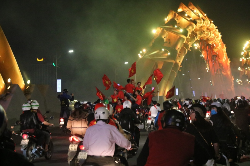 1001 kiểu diễn phố ăn mừng U23 Việt Nam của cổ động viên Đà thành ảnh 4