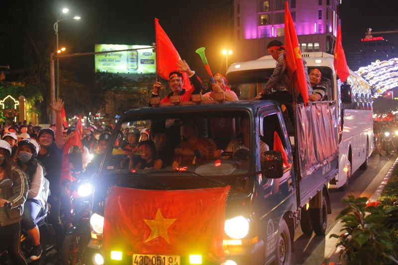 1001 kiểu diễn phố ăn mừng U23 Việt Nam của cổ động viên Đà thành ảnh 8