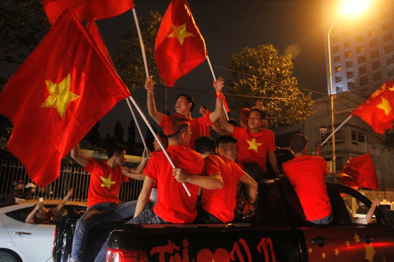 1001 kiểu diễn phố ăn mừng U23 Việt Nam của cổ động viên Đà thành ảnh 5