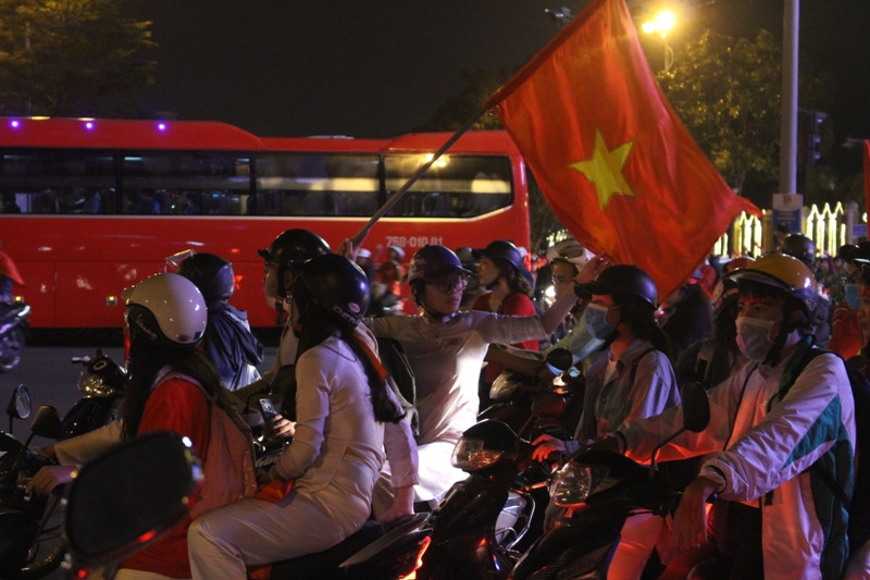 1001 kiểu diễn phố ăn mừng U23 Việt Nam của cổ động viên Đà thành ảnh 10