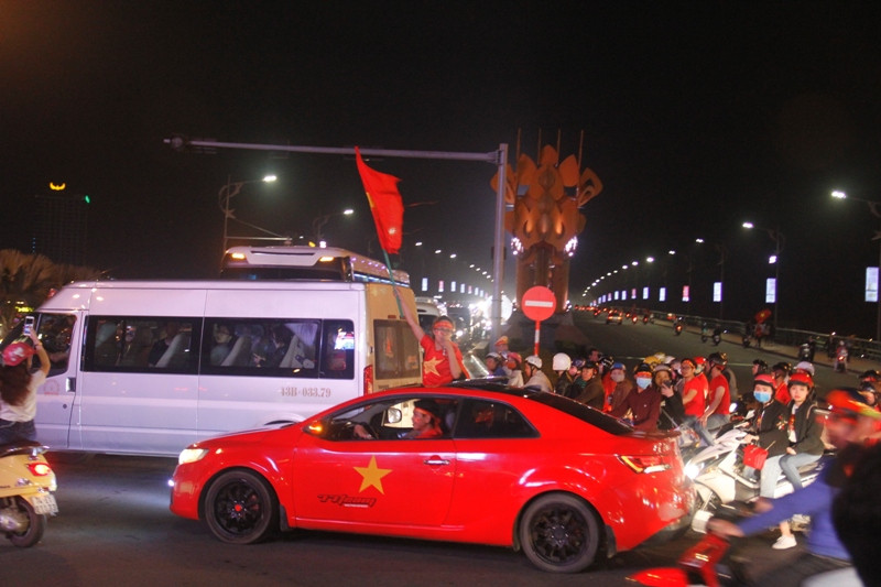 1001 kiểu diễn phố ăn mừng U23 Việt Nam của cổ động viên Đà thành ảnh 6