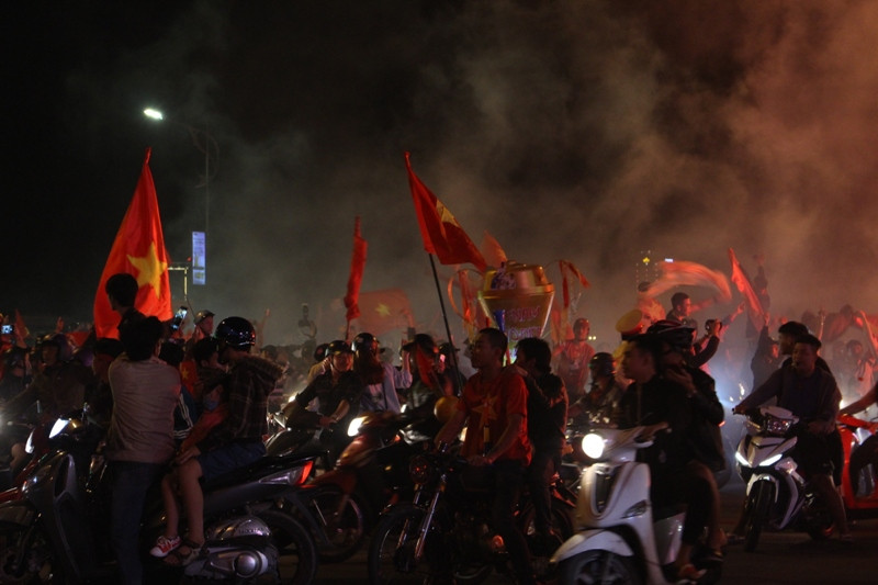 1001 kiểu diễn phố ăn mừng U23 Việt Nam của cổ động viên Đà thành ảnh 7