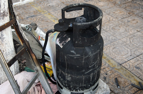 Bình gas nám đen được đưa ra ngoài