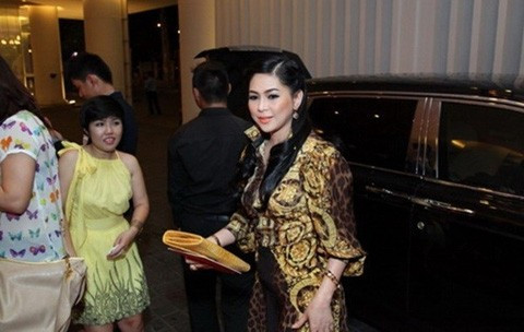 Bà Thủy Tiên lái xe sang đi dự sự kiện