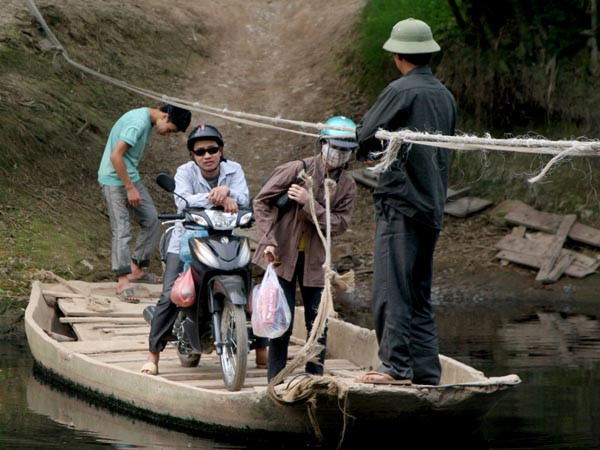 Đu dây qua sông Nhuệ