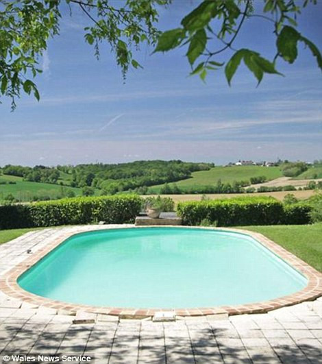 Bể bơi ngoài trời được thiết kế cực đẹp