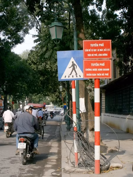 Tại phố Tràng Tiền (Hoàn Kiếm)