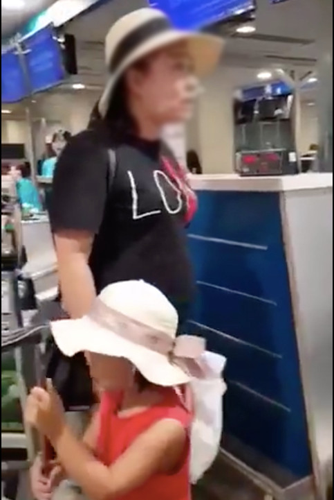 Dân mạng 'ném đá' nữ hành khách chửi bới, xúc phạm nhân viên tại sân bay ảnh 1