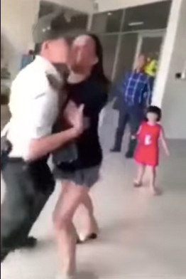 Dân mạng 'ném đá' nữ hành khách chửi bới, xúc phạm nhân viên tại sân bay ảnh 2