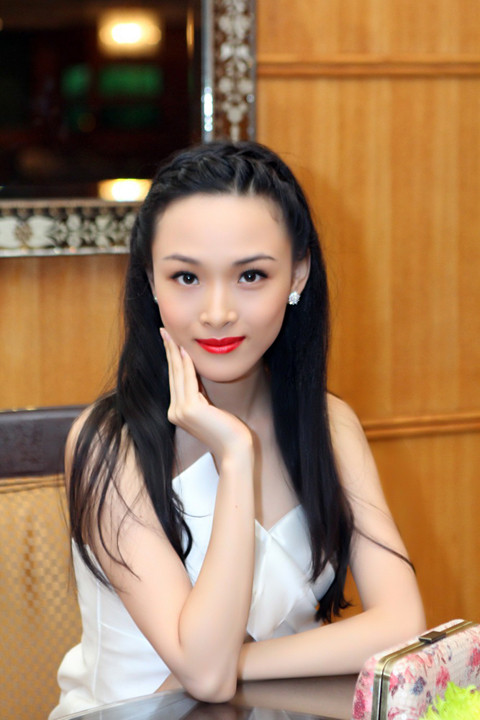 Cách đánh son đỏ và kẻ mắt nhẹ nhàng khiến Hoa hậu Việt Nam tại Nga 2007 rất thánh thiện, sang trọng