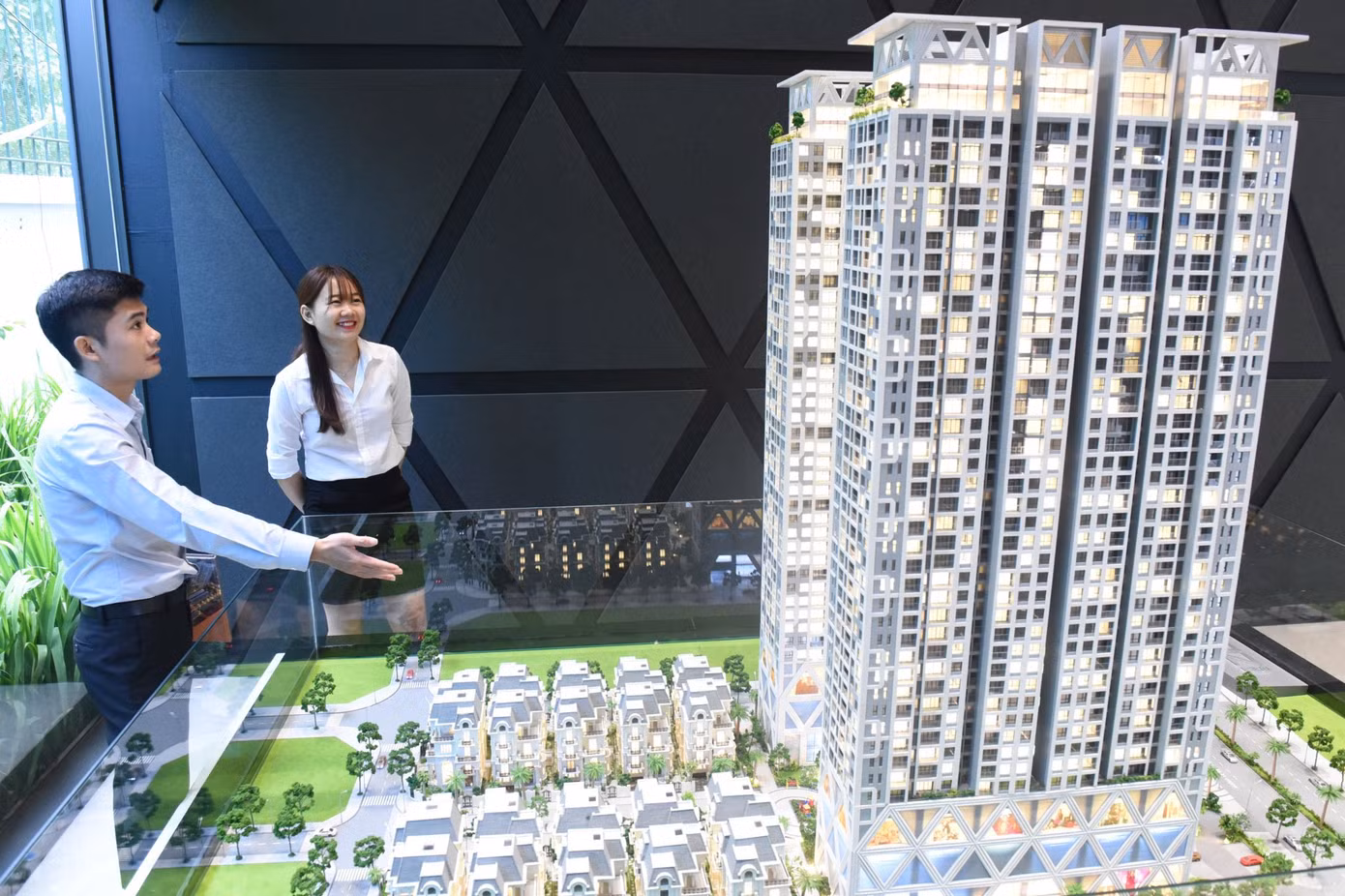 Giá chung cư ngày càng tăng khiến người dân khó mua nổi nhà ở (ảnh: Như Ý).