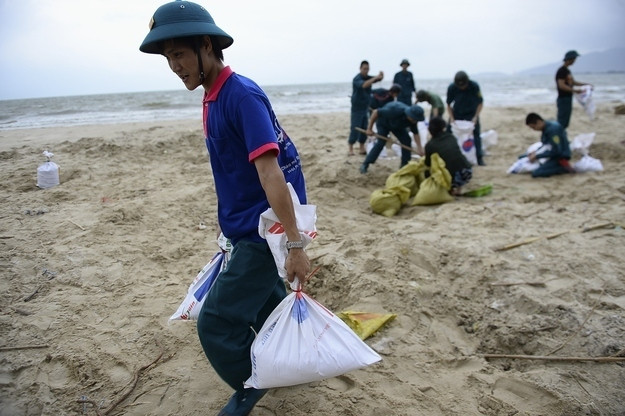 Cho cát vào bao để bảo vệ nhà cửa