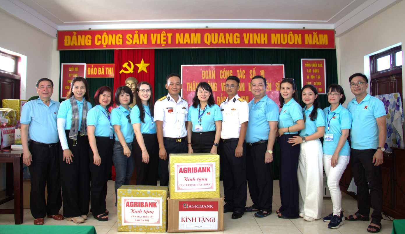 Đoàn công tác Agribank tặng quà cho cán bộ chiến sĩ và các lực lượng trên đảo Đá Thị Đoàn công tác Agribank tặng quà cho cán bộ chiến sĩ và các lực lượng trên đảo Đá Thị