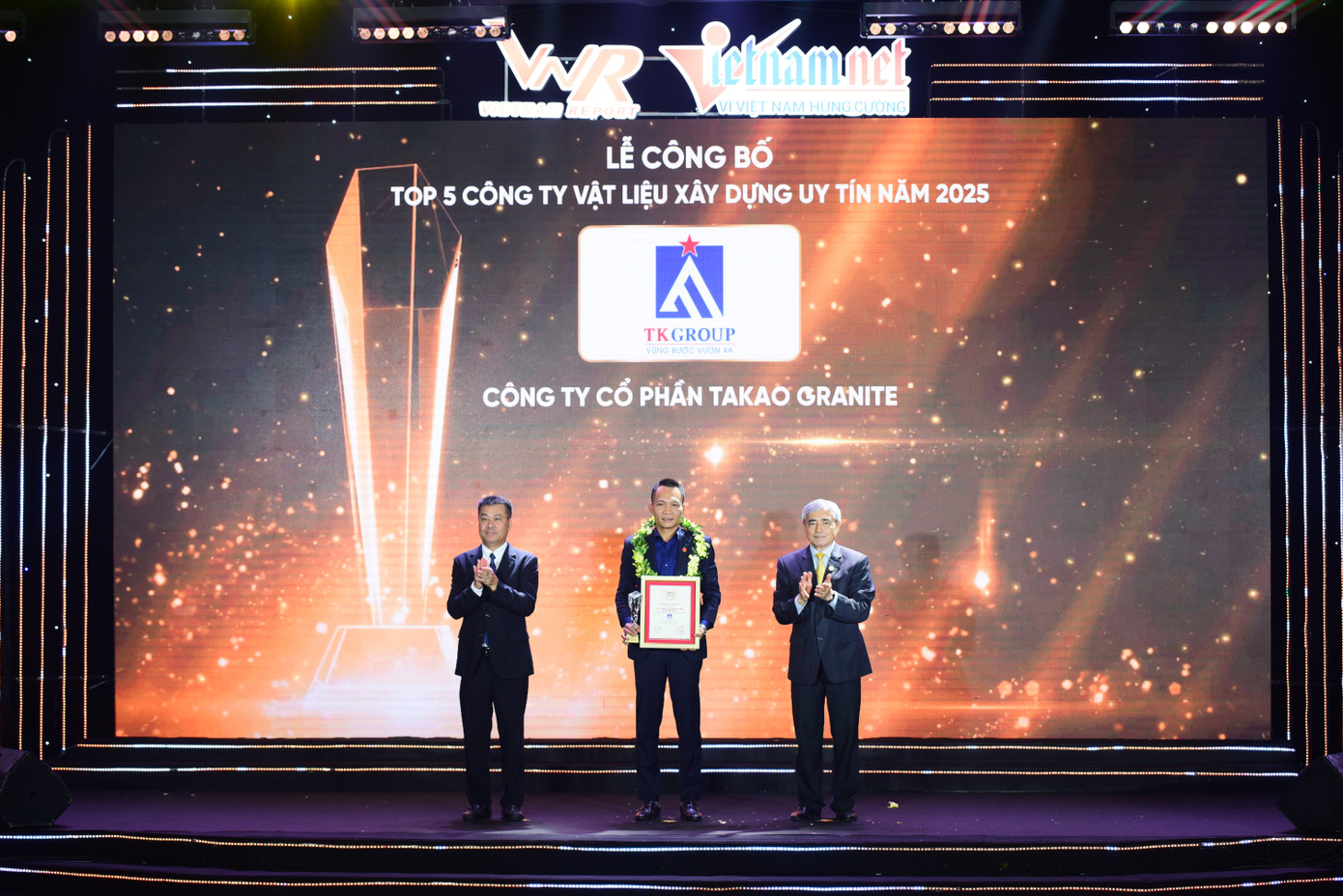Ông Vũ Hồng Duy - Phó Tổng Giám đốc Công ty Cổ phần Takao nhận giải thưởng Top 5 Công ty Vật liệu xây dựng uy tín năm 2025