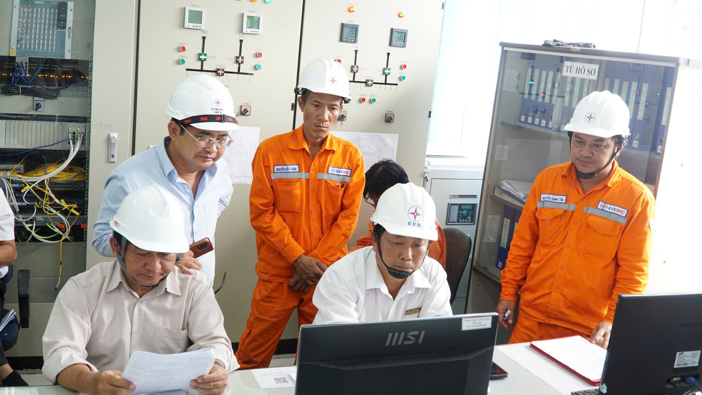 Hội đồng nghiệm thu thao tác đóng điện tại Trạm biến áp 110kV Vĩnh Long. Hội đồng nghiệm thu thao tác đóng điện tại Trạm biến áp 110kV Vĩnh Long.