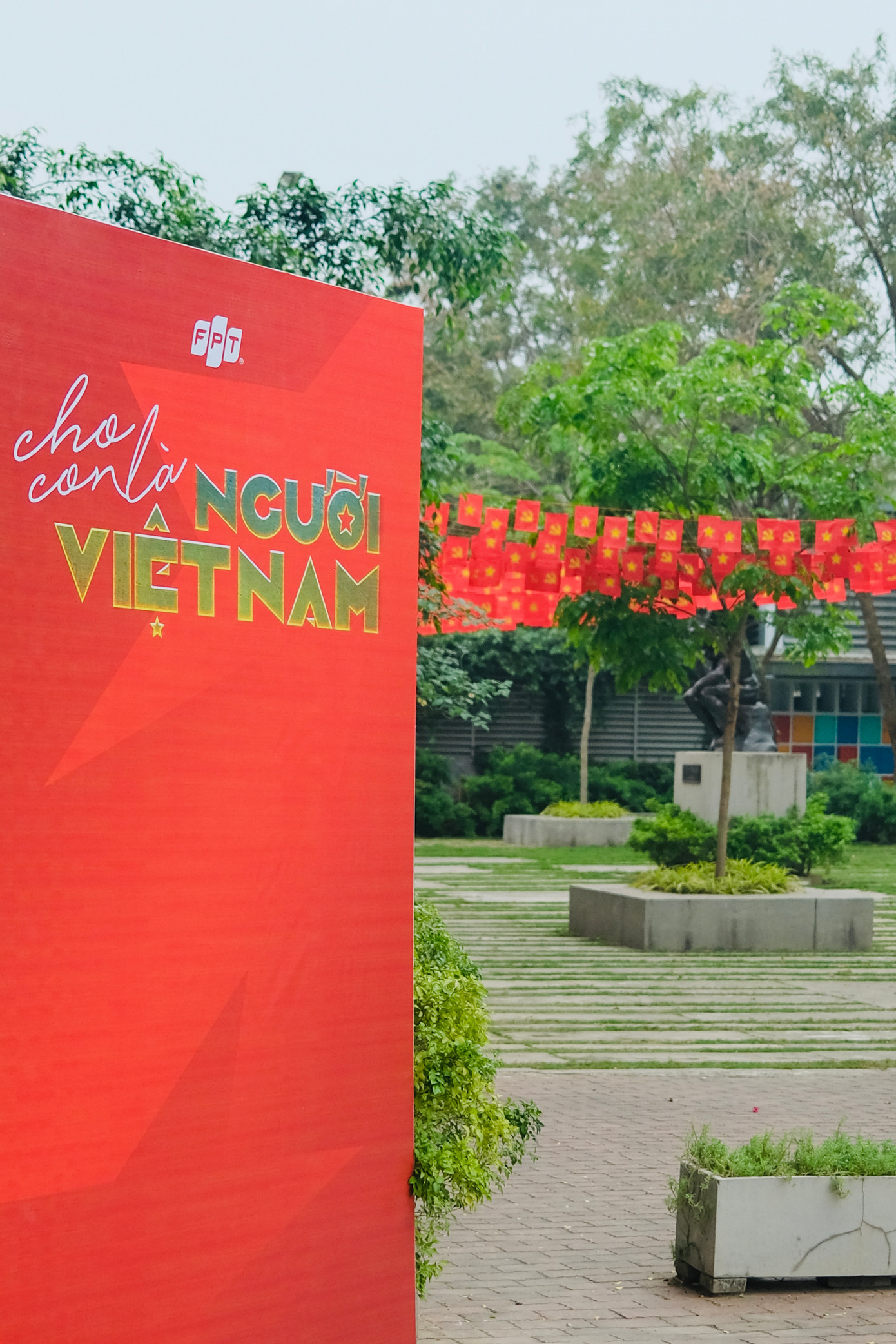 Các hoạt động tại Trường Đại học FPT không chỉ giúp sinh viên học kiến thức chuyên môn mà còn nuôi dưỡng ý thức giữ gìn bản sắc văn hóa. Đây cũng là minh chứng cho nỗ lực của Trường Đại học FPT trong việc tạo ra môi trường học tập toàn diện, đa dạng trải nghiệm cho người học, đồng thời luôn gìn giữ, tôn vinh, lan tỏa các giá trị truyền thống của dân tộc. Những lá cờ Tổ quốc không chỉ gợi nhớ về lịch sử mà còn nhắc nhở sinh viên học hết mình, làm điều tử tế và dùng tài năng của mình góp phần xây dựng đất nước hùng mạnh. Các hoạt động tại Trường Đại học FPT không chỉ giúp sinh viên học kiến thức chuyên môn mà còn nuôi dưỡng ý thức giữ gìn bản sắc văn hóa. Đây cũng là minh chứng cho nỗ lực của Trường Đại học FPT trong việc tạo ra môi trường học tập toàn diện, đa dạng trải nghiệm cho người học, đồng thời luôn gìn giữ, tôn vinh, lan tỏa các giá trị truyền thống của dân tộc. Những lá cờ Tổ quốc không chỉ gợi nhớ về lịch sử mà còn nhắc nhở sinh viên học hết mình, làm điều tử tế và dùng tài năng của mình góp phần xây dựng đất nước hùng mạnh.