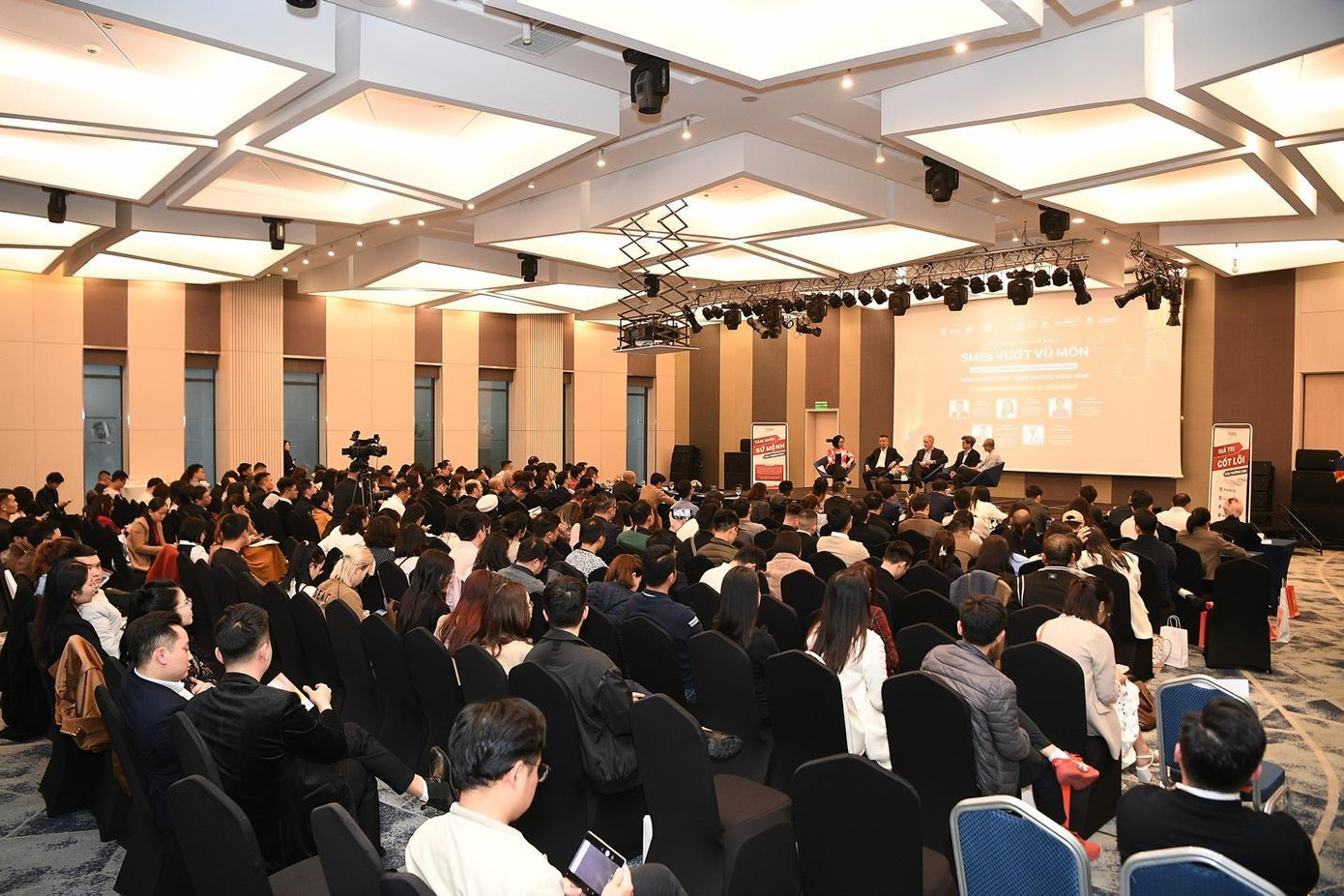 Sự kiện có sự góp mặt của hơn 300 CEO, lãnh đạo doanh nghiệp vừa và nhỏ