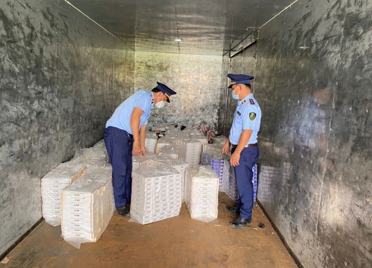 Việc tăng thuế TTĐB quá cao và đột ngột sẽ tạo động lực cho tình trạng buôn lậu gia tăng, vốn là vấn nạn gây bất ổn cho thị trường và đe dọa sức khỏe cộng đồng tại Việt Nam. Trong ảnh, lực lượng chức năng bắt giữ thuốc lá lậu. Ảnh internet. Việc tăng thuế TTĐB quá cao và đột ngột sẽ tạo động lực cho tình trạng buôn lậu gia tăng, vốn là vấn nạn gây bất ổn cho thị trường và đe dọa sức khỏe cộng đồng tại Việt Nam. Trong ảnh, lực lượng chức năng bắt giữ thuốc lá lậu. Ảnh internet.