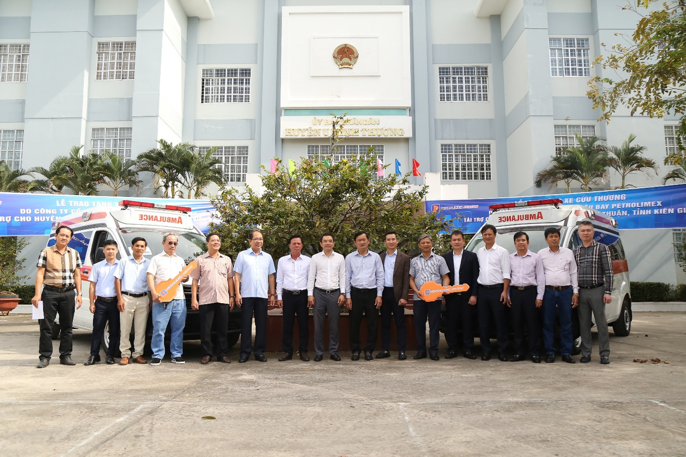 Ông Nguyễn Văn Học – Bí thư Đảng ủy, Ủy viên HĐQT, Tổng Giám đốc Petrolimex Aviation trao tặng 02 xe cứu thương cho Trung tâm y tế các huyện U Minh Thượng và Vĩnh Thuận, tỉnh Kiên Giang tháng 01/2025