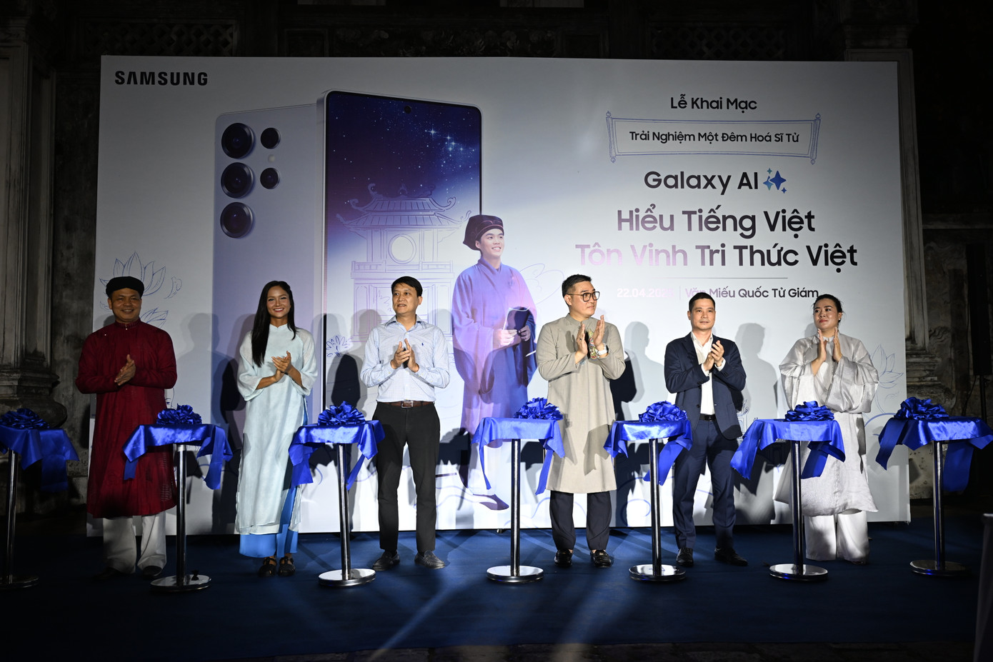 Hoa Hậu H’hen niê (người thứ 2 từ trái sang) cùng các đại biểu thực hiện nghi thức cắt băng khai mạc chương trình.