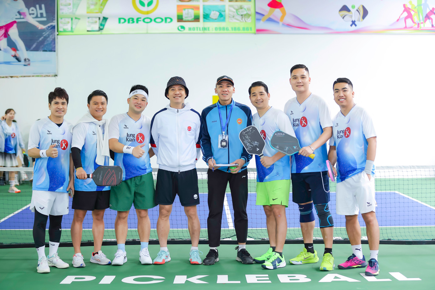 Ca sĩ Tuấn Hưng, ca sĩ Lương Gia Huy cùng các VĐV tại giải đấu Ca sĩ Tuấn Hưng, ca sĩ Lương Gia Huy cùng các VĐV tại giải đấu