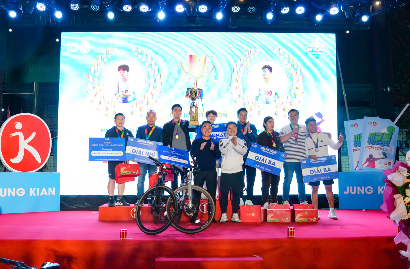 Đêm gala trao giải Pickleball tranh cúp nhân sâm Jung Kian Đêm gala trao giải Pickleball tranh cúp nhân sâm Jung Kian