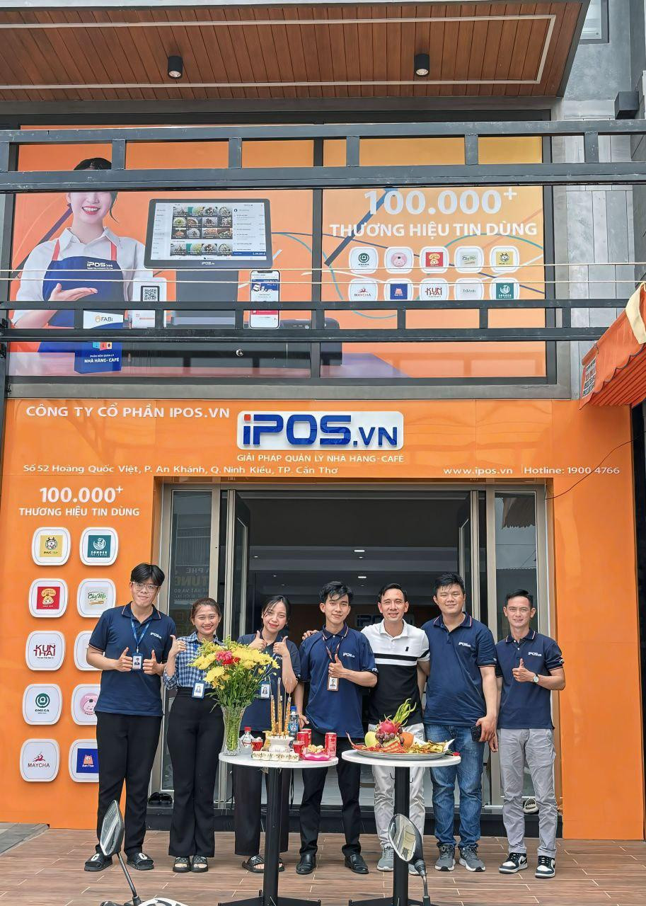 Ông Hồ Vĩnh Ngoan - Giám đốc iPOS.vn chi nhánh Cần Thơ đứng vị trí chính giữa, cạnh bên trái là ông Trần Thế Vũ Thanh - Giám đốc Kinh doanh khu vực miền Nam