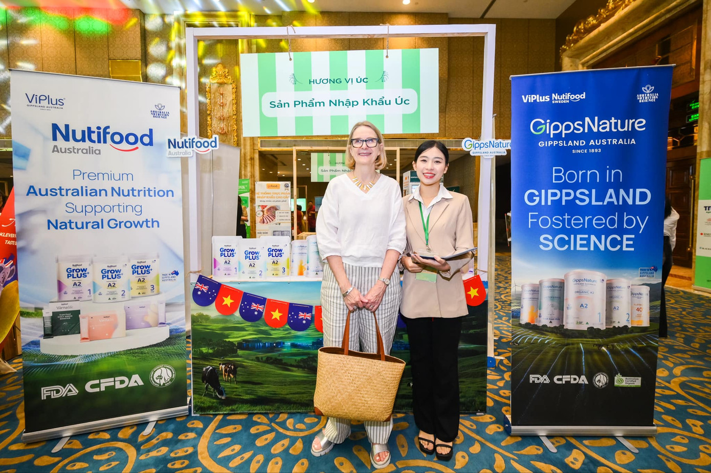 Bà Sarah Hooper - Tổng Lãnh sự Quán Australia tại TP.HCM ghé thăm gian hàng của Nutifood và ViPlus Dairy. Bà Sarah Hooper - Tổng Lãnh sự Quán Australia tại TP.HCM ghé thăm gian hàng của Nutifood và ViPlus Dairy.