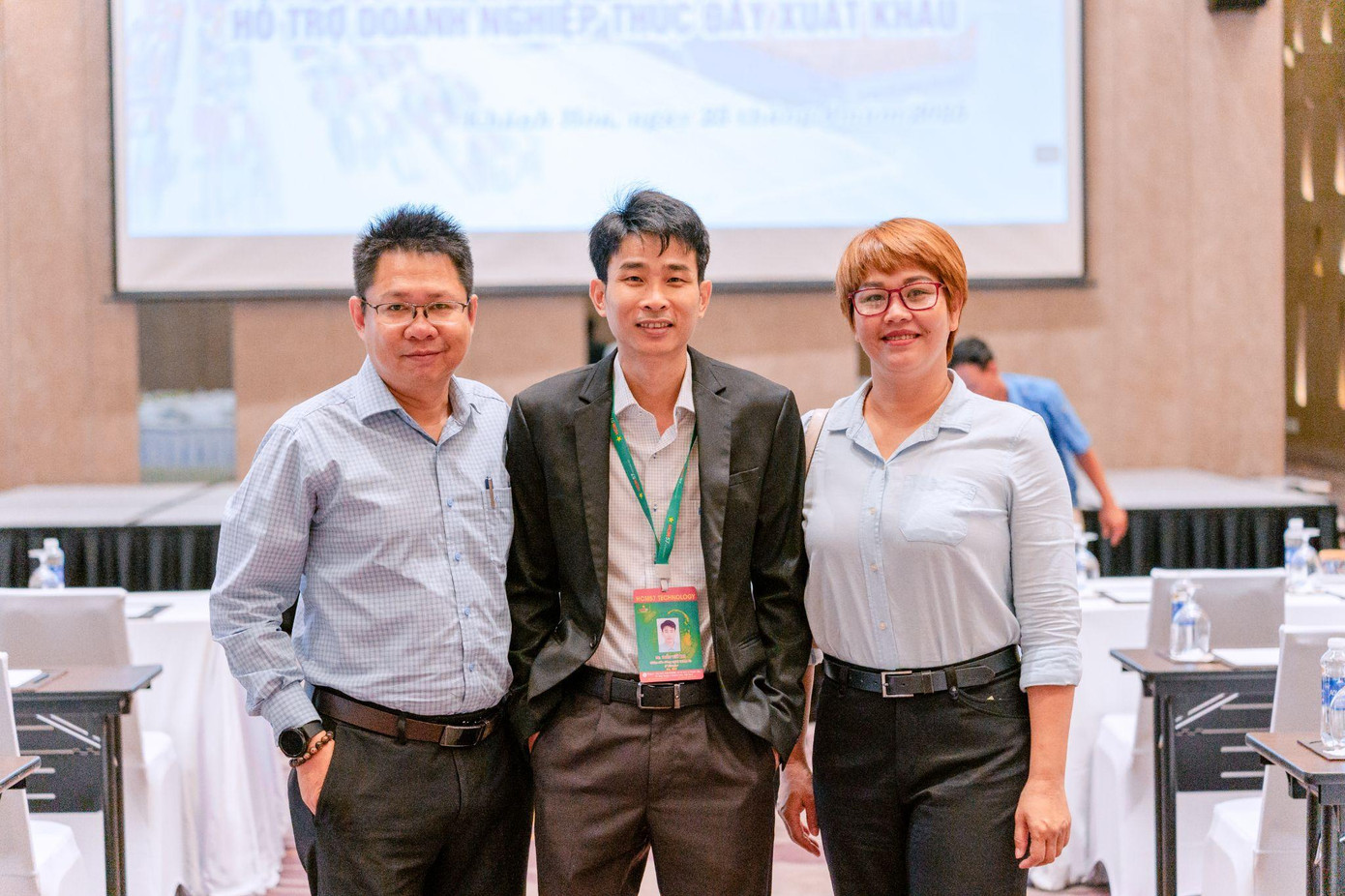 Ông Nguyễn Quang Vinh - Trưởng phòng Pháp chế (trái), ông Trần Viết Thi - Giám đốc Công nghệ thông tin (giữa) và bà Đỗ Thị Kiều Oanh - Phó Giám đốc Kinh doanh (phải), Công ty TNHH HCM57 Technology có mặt tại hội trường trước giờ hội nghị diễn ra
