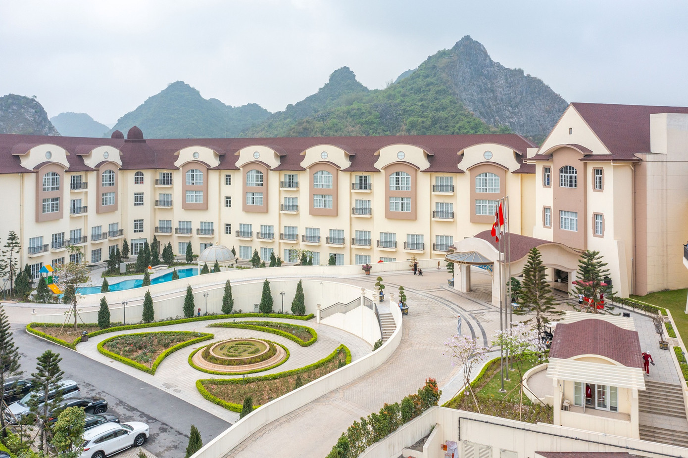 Khách sạn Legend Valley như một tòa lâu đài cổ tích giữa núi non hùng vĩ Khách sạn Legend Valley như một tòa lâu đài cổ tích giữa núi non hùng vĩ