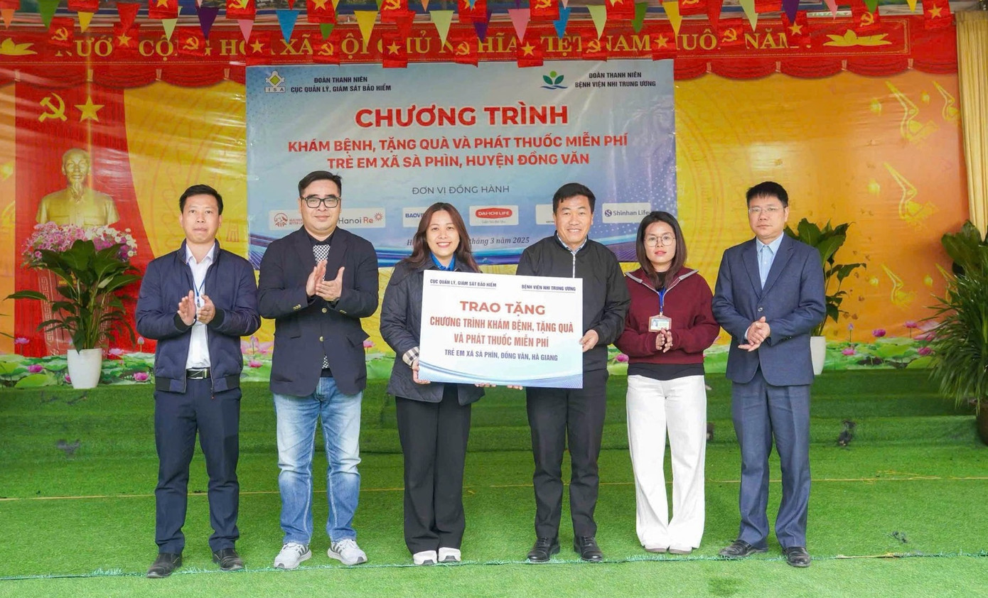 Ông Ngô Việt Trung (thứ 2 từ trái sang) – Cục trưởng Cục Quản lý, giám sát bảo hiểm (Bộ Tài chính) và đại diện Bệnh viện Nhi Trung ương trao quà cho đại diện các trường