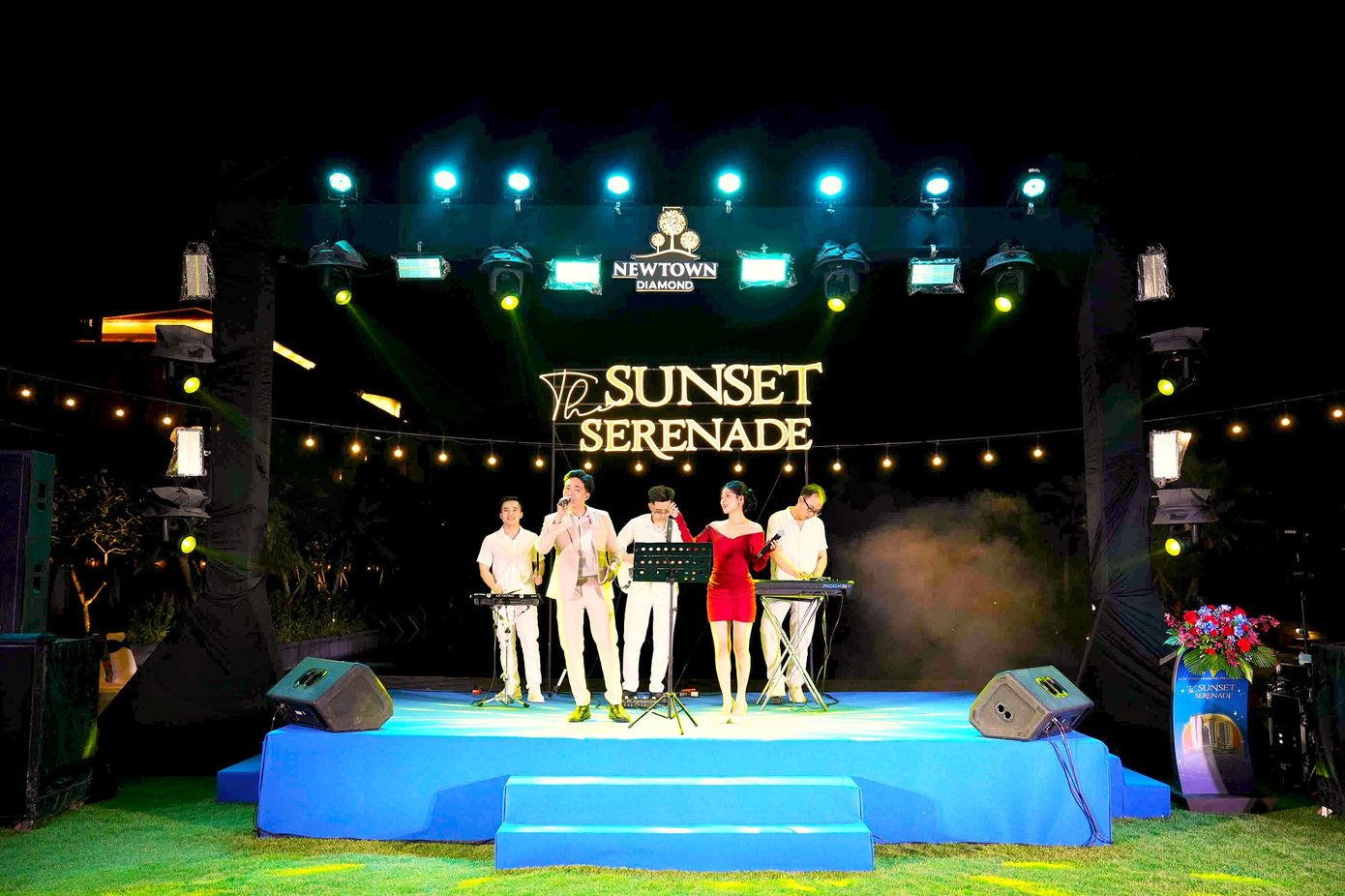 Những ca khúc du dương được ban nhạc gửi đến khán giả trong không gian ấm cúng, sang trọng